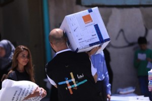 موظفو Orange الأردن يشاركون بتوزيع الطرود الغذائية على الأسر العفيفة