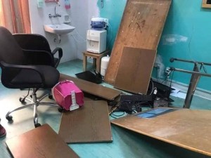 أهل طفلة متوفية يقومون بتحطيم طوارئ مستشفى الملكة رانيا في وادي موسى