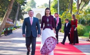 بالصور .. الملك والملكة يقيمان مأدبة إفطار للأيتام