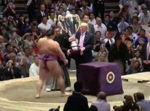 بالفيديو...ترامب يسلم كأسا ضخما لمصارع سومو كاد يطرحه أرضا