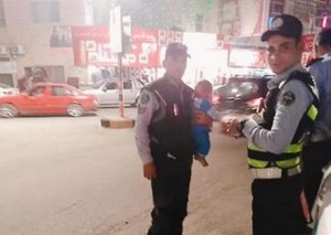 اربد...رقيب سير ينقذ حياة طفل من داخل سيارة مغلقة