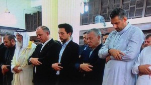 جلالة الملك عبدالله الثاني يشارك جموع المصلين صلاة عيد الفطر في العقبة