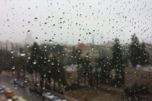 انخفاض على درجات الحرارة وفرصة لتساقط الامطار على المملكة اليوم