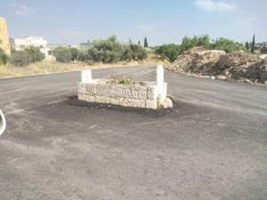 بالصورة .....الاوقاف تحيل " القبر " الذي يتوسط الشارع العام الى الادعاء العام الشرعي