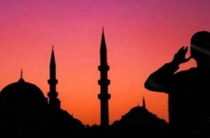 بالصورة .. مواطن يهدد بالانتحار من فوق مبنى وزارة الاوقاف