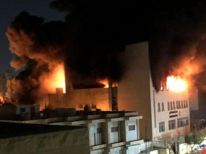 بالصور .. الدفاع المدني يتعامل مع حريق ضخم شبّ بمصنع في ماركا