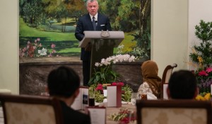 رئيسة سنغافورة للملك: أنت قائد مؤثر