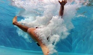 التحقيق بوفاة شاب غرقا داخل مسبح في الزرقاء