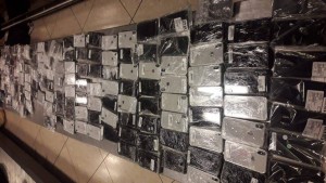 بالفيديو والصور...الجمارك تحبط تهريب اجهزة خلوية قيمتها (92) الف دينار في جمرك مطار الركاب