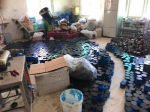 ضبط صانعي مواد تجميل مزورة بالرصيفة