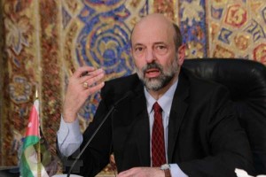 بالتفاصيل...الرزاز يرد على شاب انتقد المركبات الحكومية التي تجول في شوارع عمان