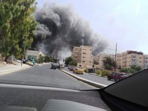 بالفيديو والصور ...اخماد حريق محلات للأثاث داخل احد المجمعات التجارية في عمان