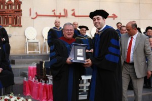 جامعة البترا تمنح أبو الرب شهادة المدرس المتميز للعام الجامعي 2018/2019