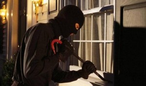 القبض على شخص سلب مبلغ مالي في مادبا ..واخر سرق 12 منزلا في عمان