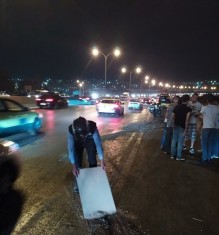 بالصور...اصابة شخصين اثر حادث تدهور مركبة على طريق المطار