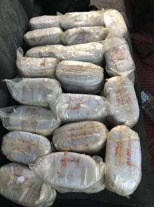 بالصور...القبض على ثلاثة اشخاص بحوزتهم ٢٠ كيلو حشيش وسلاح ناري في الغباوي