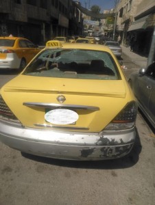 بالصور...توقيف محطم زجاج مركبات في الزرقاء 14 يوما