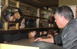 الملك يزور دائرة اراضي شمال عمان متخفيا