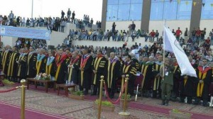 أم تتسلم شهادة ابنها الفقيد في تخريج