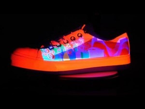 علماء يبتكرون حبراً سحرياً يغير لونه مع الضوء