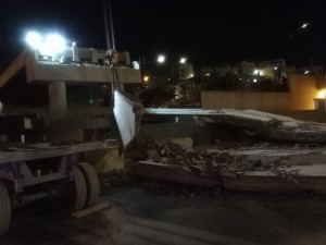 بالصور...حادث عرضي اثناء تركيب عوارض خرسانية بشارع الجيش ولا اصابات