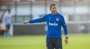 مدرب فالنسيا: الفريق يمر بوقت عصيب