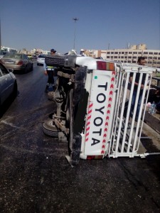 تدهور مركبة أعلى جسر المدينة الرياضية