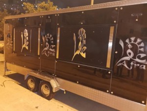 بالصور...مجهولون يحطمون أول مطعم متنقل داخل حرم أمانة عمان