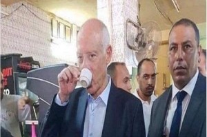 الرئيس التونسي قيس سعيد في مقهى شعبي لاحتساء القهوة