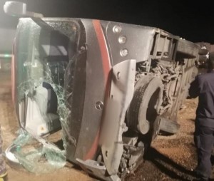 اصابة 11 سائحا المانيا وأردنيين بتدهور حافلة على طريق العقبة (صور)