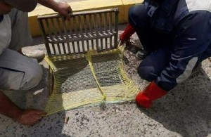 الأمانة تنفي وضع أكياس خيش على المناهل