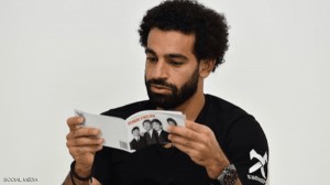 صورة أثارت التساؤلات .. ما المهارة الجديدة التي يتعلمها صلاح؟