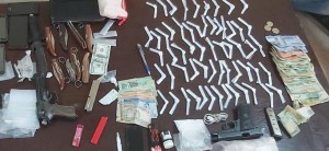 ضبط 6 مروجي مخدرات بحوزتهم سلاحين ناريين