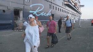 بدء وصول 3 بواخر سياحية تُقل 2244 سائحا