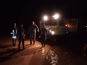 اخلاء 12 شخصا حاصرتهم مياه الأمطار في الرويشد