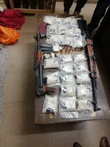 مقتل سيدة عربية بعيار ناري .. والعثور على أسلحة ومخدرات في منزلها ..