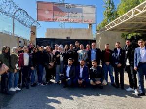 طلبة "حقوق" عمان الأهلية يزورون مركز إصلاح وتأهيل رميمين