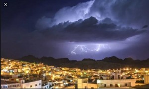 الأرصاد تحذر من تدني مدى الرؤية والانزلاقات الأربعاء