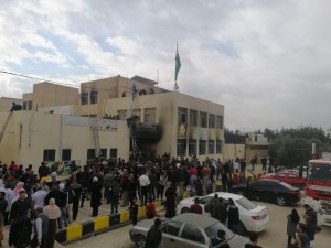 بالصور .. اصابة ٢٧ شخص بضيق تنفس اثر حريق مدرسة في الرمثا