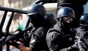 تبادل لإطلاق النار بين الأمن و مطلوبين بقضايا سرقة مركبات في عمان .. تفاصيل