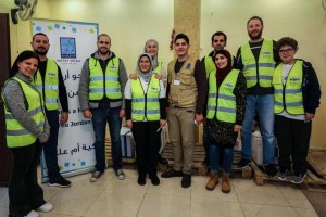 البنك العربي يوزع بطانيات على الأسر العفيفة ضمن مبادرة "لمسة دفا" بالتعاون مع تكية أم علي