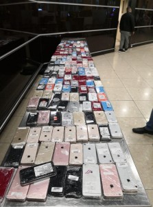 احباط تهريب 400 جهاز خلوي في مطار الملكة علياء