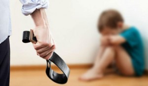 القبض على شخص ضرب ابنه ذا السبع سنوات حتى الموت وادعى تعرضه للسقوط في عمان