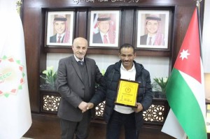 " عامل وطن " يقسم منزله المستأجر لأيواء عائلة في اربد