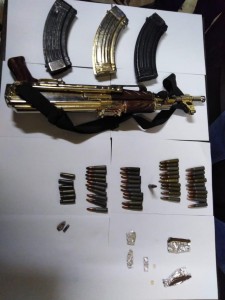 بالصور ... القبض على مطلوب مسلح بعد مقاومته واطلاقه للنار باتجاه الامن في العقبة