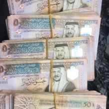 القبض على 4 أشخاص تورطوا بسرقة قاصة من محطة وقود وضبط 14 ألف دينار بحوزتهم