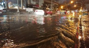 تحذير من ارتفاع منسوب المياه في طرقات العاصمة بسبب غزارة الأمطار