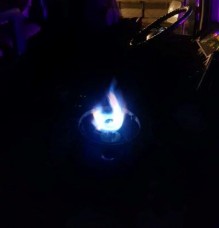 ضبط سائق يشعل غاز للتدفئة داخل مركبته