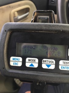 بالصور..الأمن يضبط سائقين يسيران بسرعة جنونية على طريقي الأزرق والرويشد