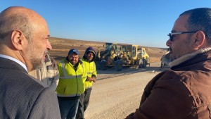 الرزاز يتفقد مشروع الطريق الصحراوي ويعلن موعد انتهاء العمل به - تفاصيل